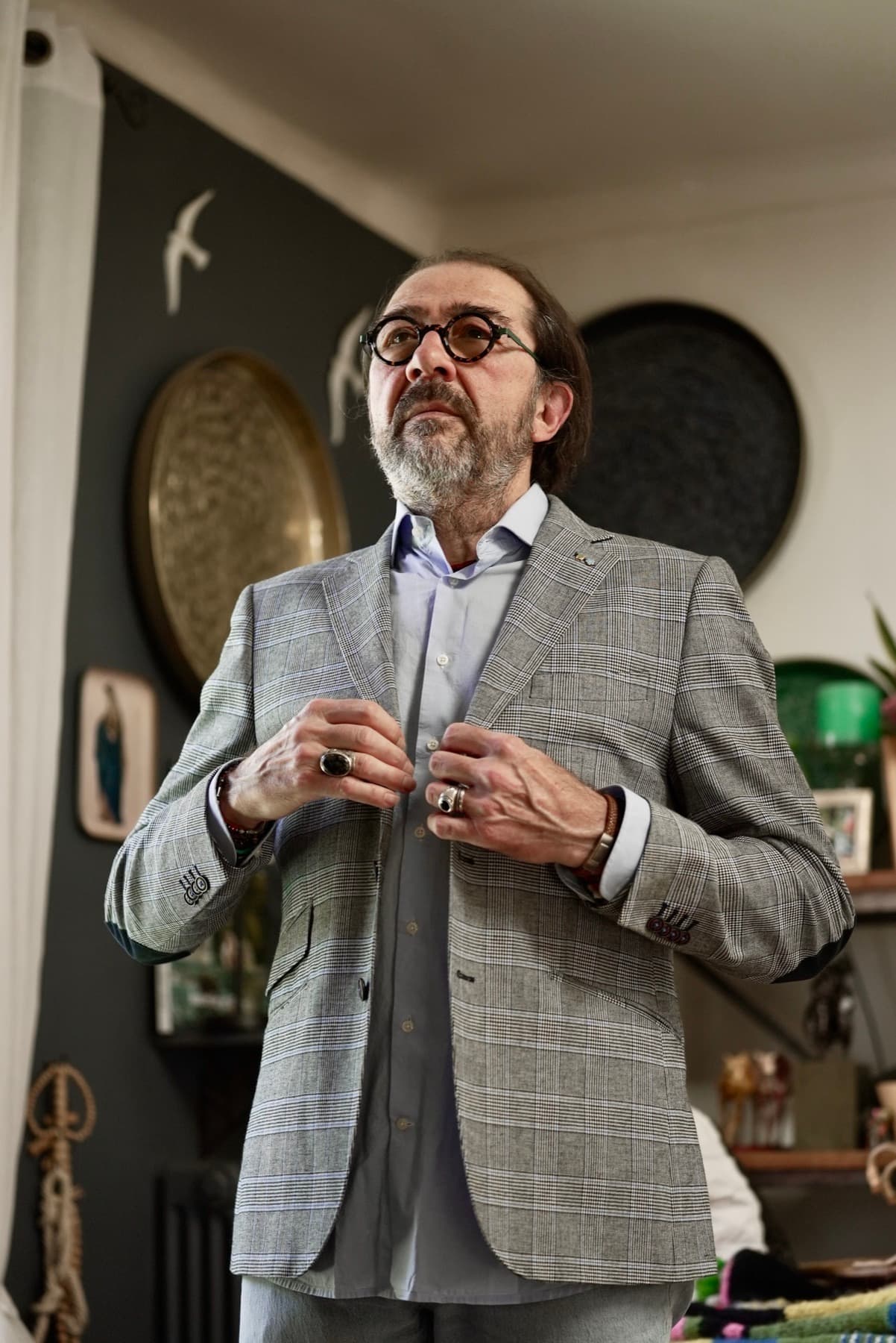 Franck Badia, veston à carreaux, plan pied, intérieur