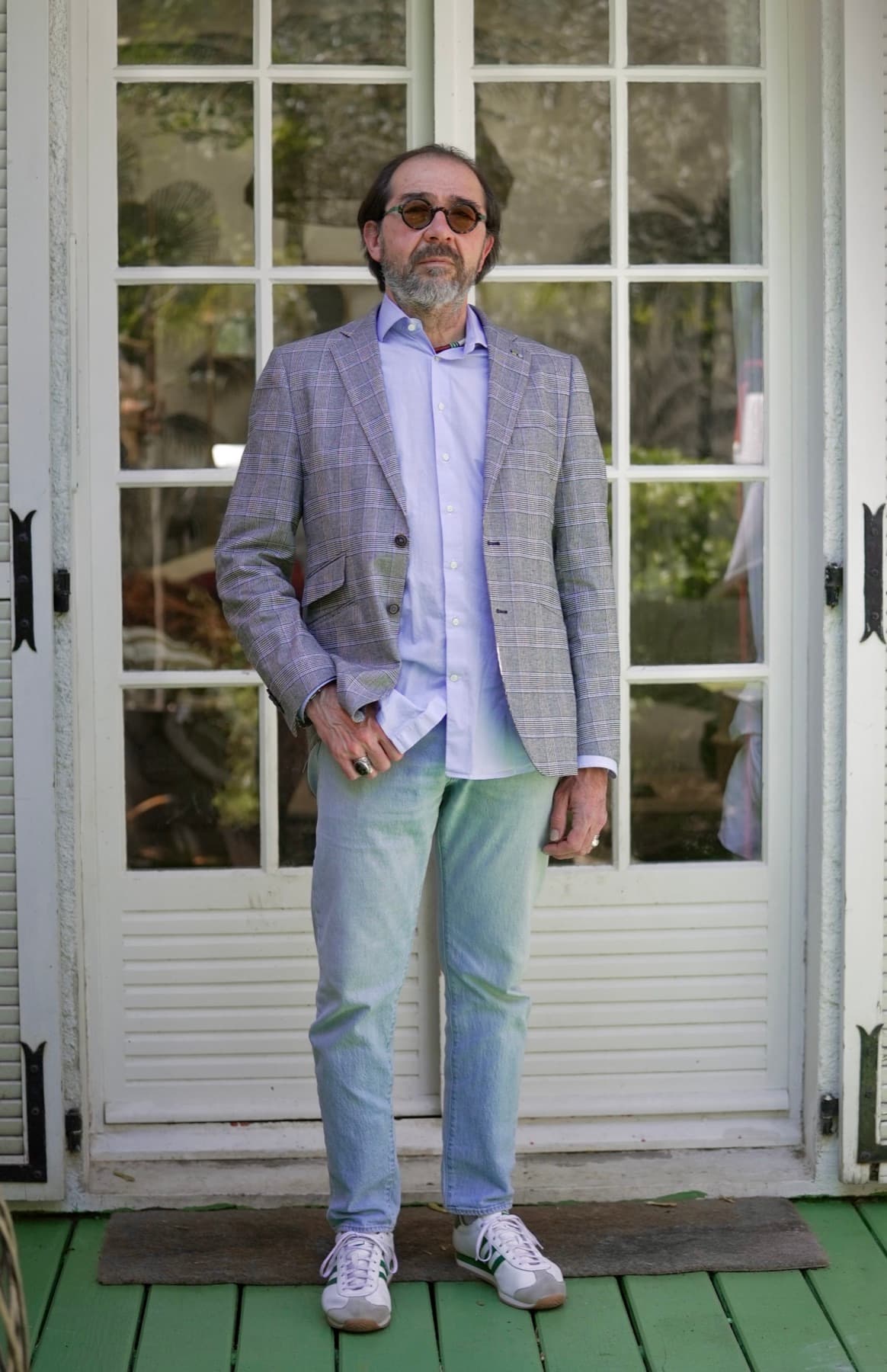 Franck Badia, lunettes de soleil, veston, extérieur