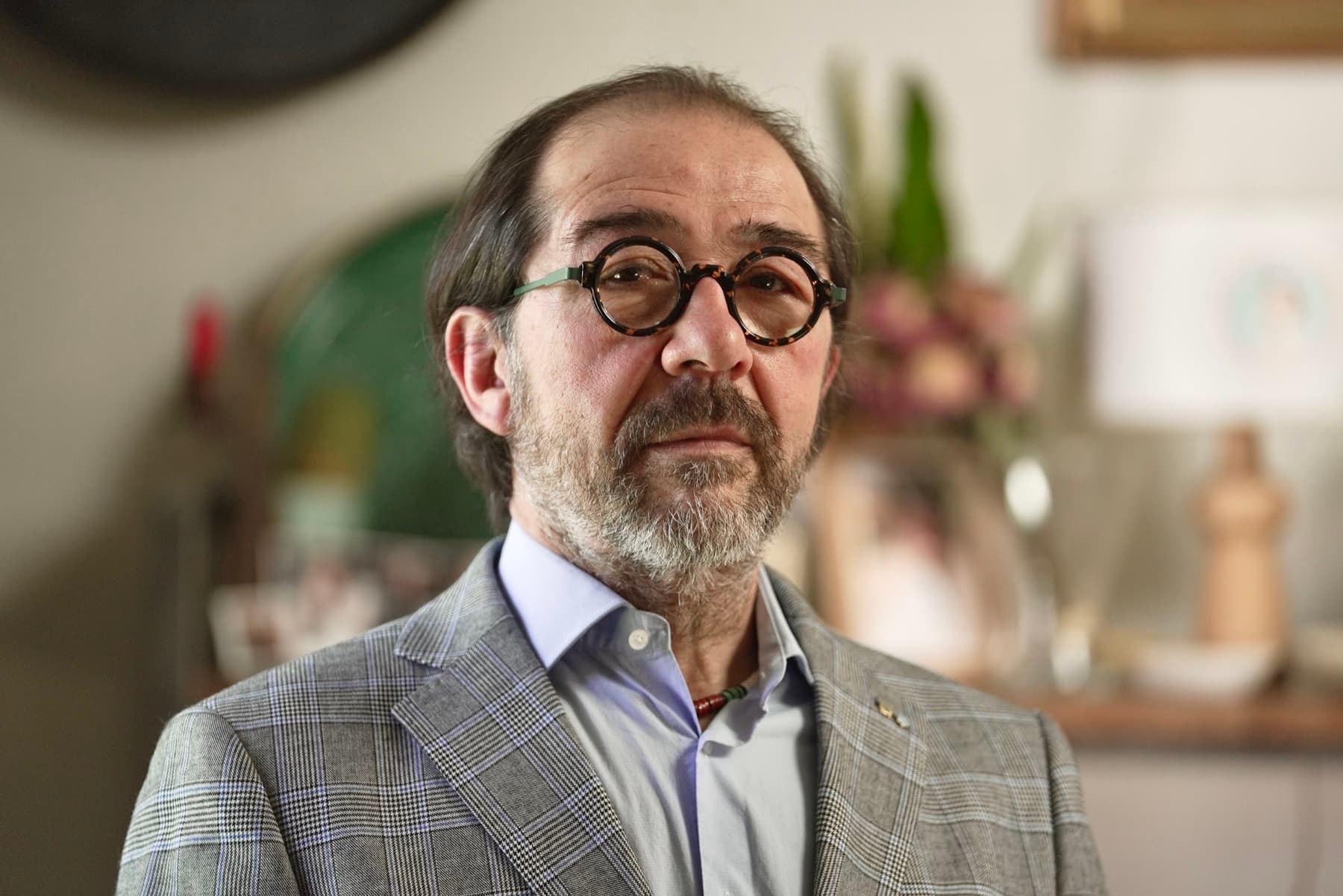 Franck Badia, lunettes rondes, veston, portrait sérieux